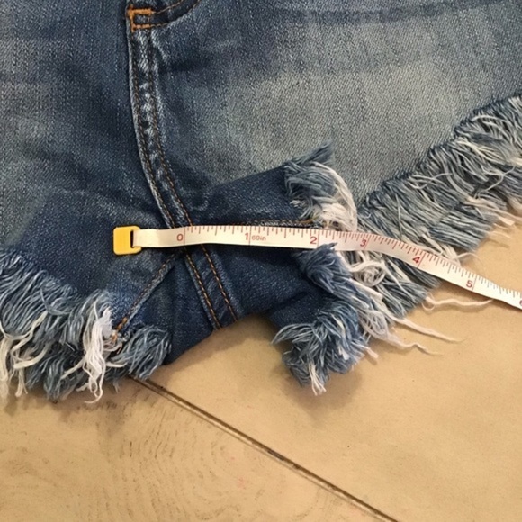 Cello Frayed Cut Off Sexy Bootie Jean ShortsSm - Picture 3 of 6